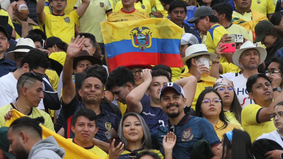 La hinchada de Ecuador cerca de festejar una nueva clasificación al Mundial.