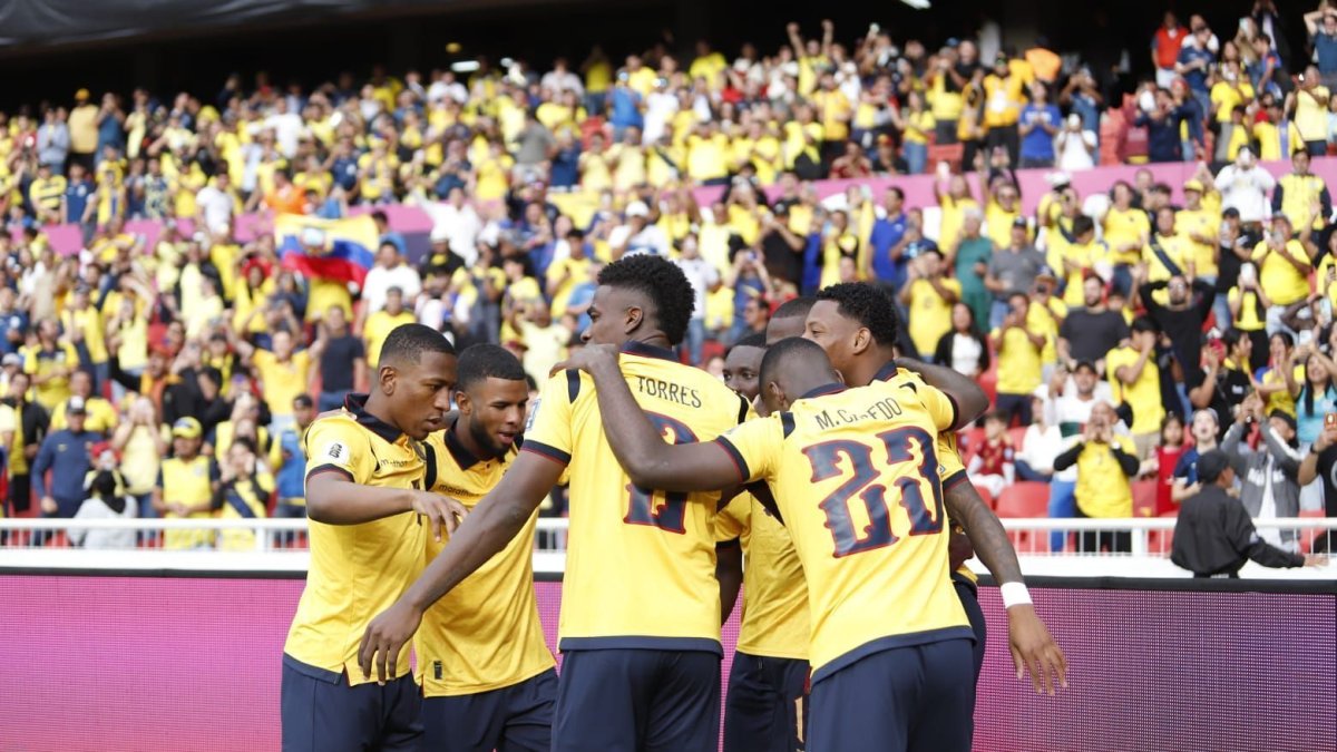 El festejo de los jugadores de la Tri tras uno de los tantos de Enner Valencia.