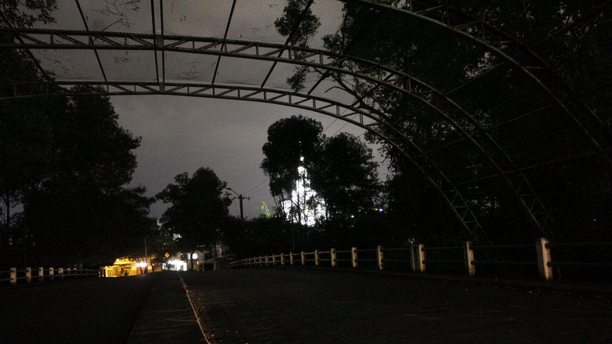 El puente Ecológico que une Urdesa y Kennedy carece de iluminación, lo que lo vuelve un punto inseguro.