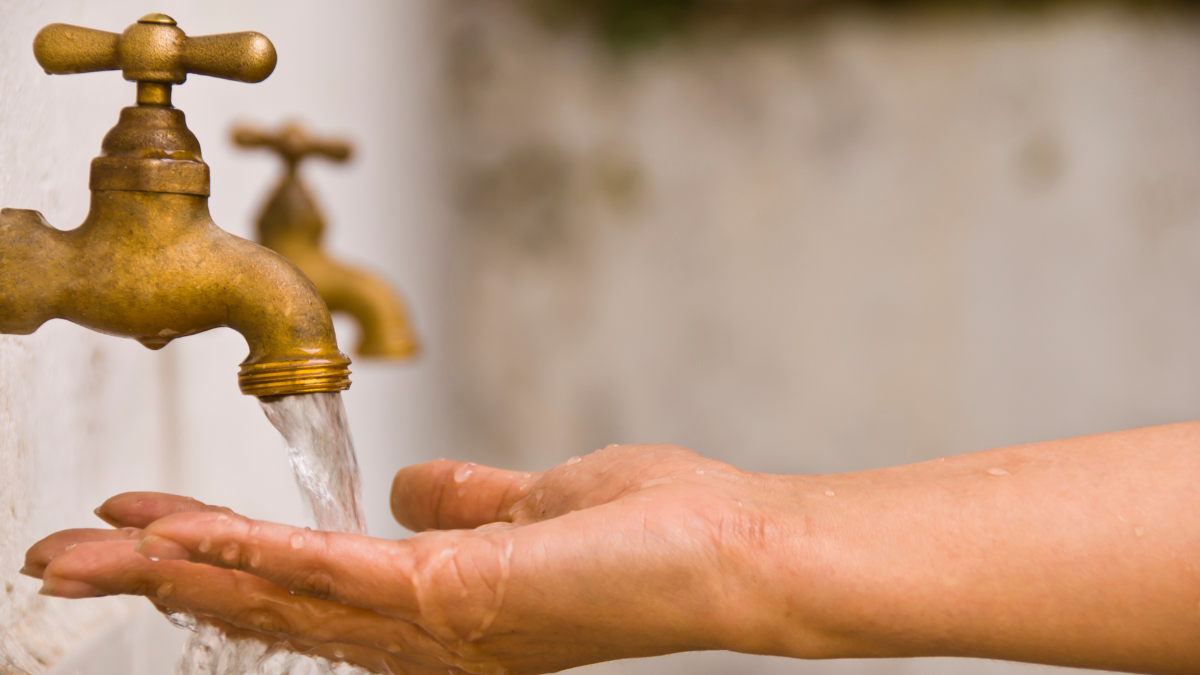El agua es vital para la vida, pero millones aún carecen de acceso a ella.