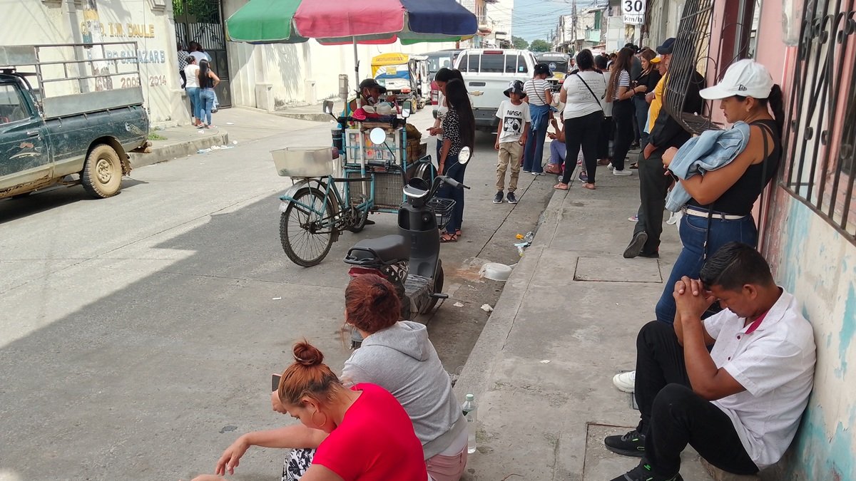 Familiares de los fallecidos por el colapso del puente Gonzalo Icaza Cornejo en los exteriores de la morgue de Daule.