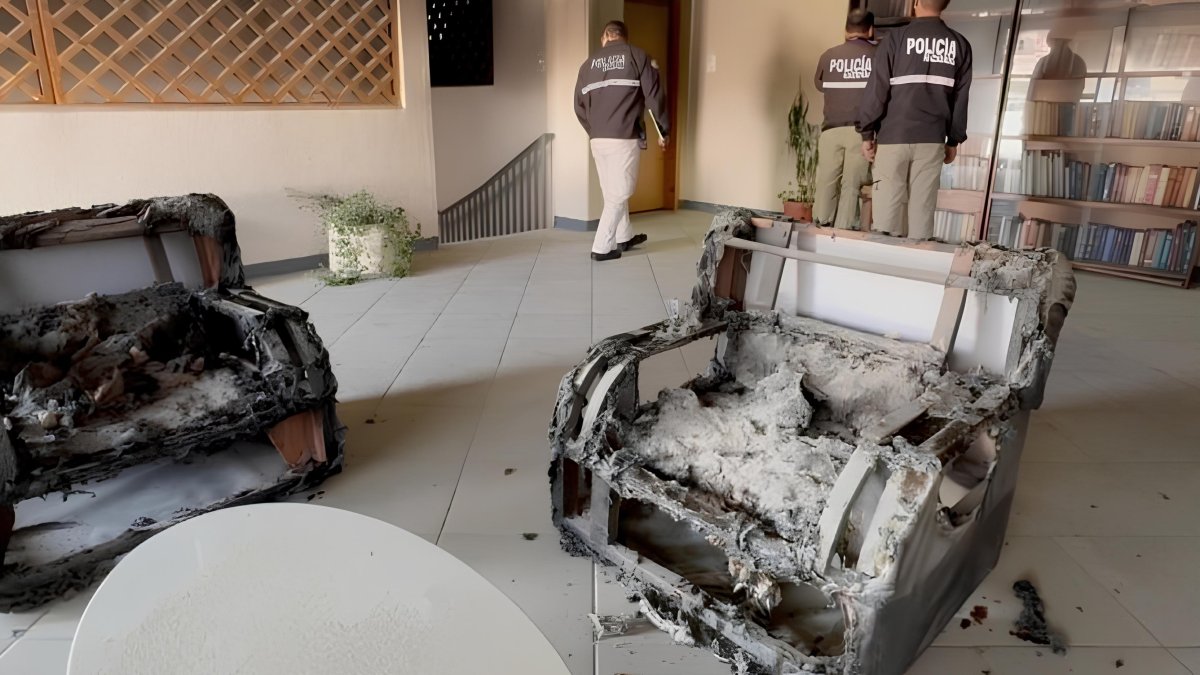 Los muebles del ingreso al archivo quedaron calcinados.