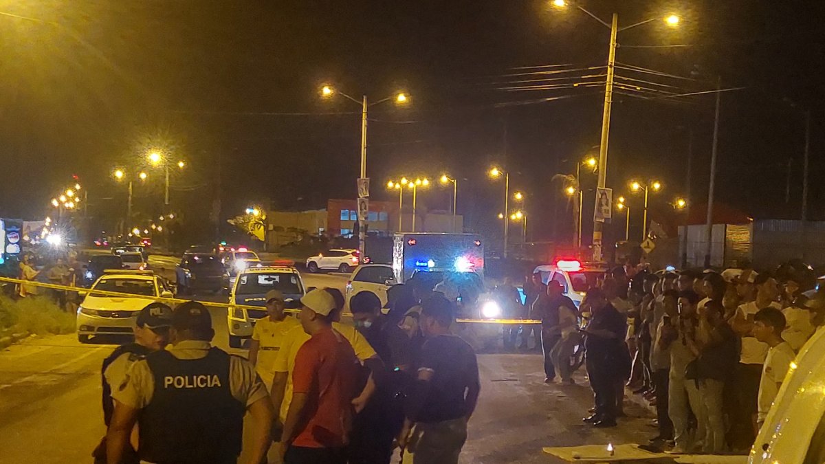 Elementos policiales efectúan la investigación del asesinato del ex sargento Ronquillo, en Santa Elena.