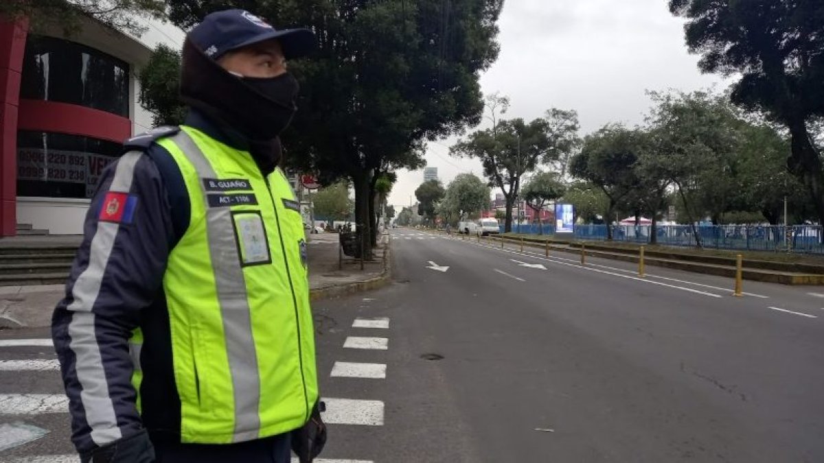 Agentes de la AMT coordinan la movilidad en las calles aledañas al lugar del debate.