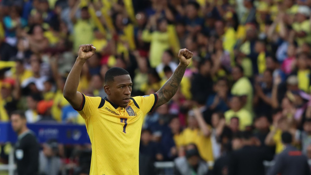 Pervis Estupiñán es titular fijo en la selección de Ecuador.