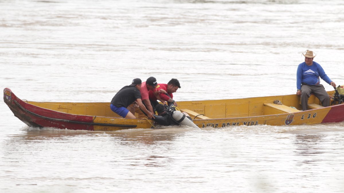 Buzos intensifican sus labores para hallar la persona aún desaparecida tras el colapso del puente.