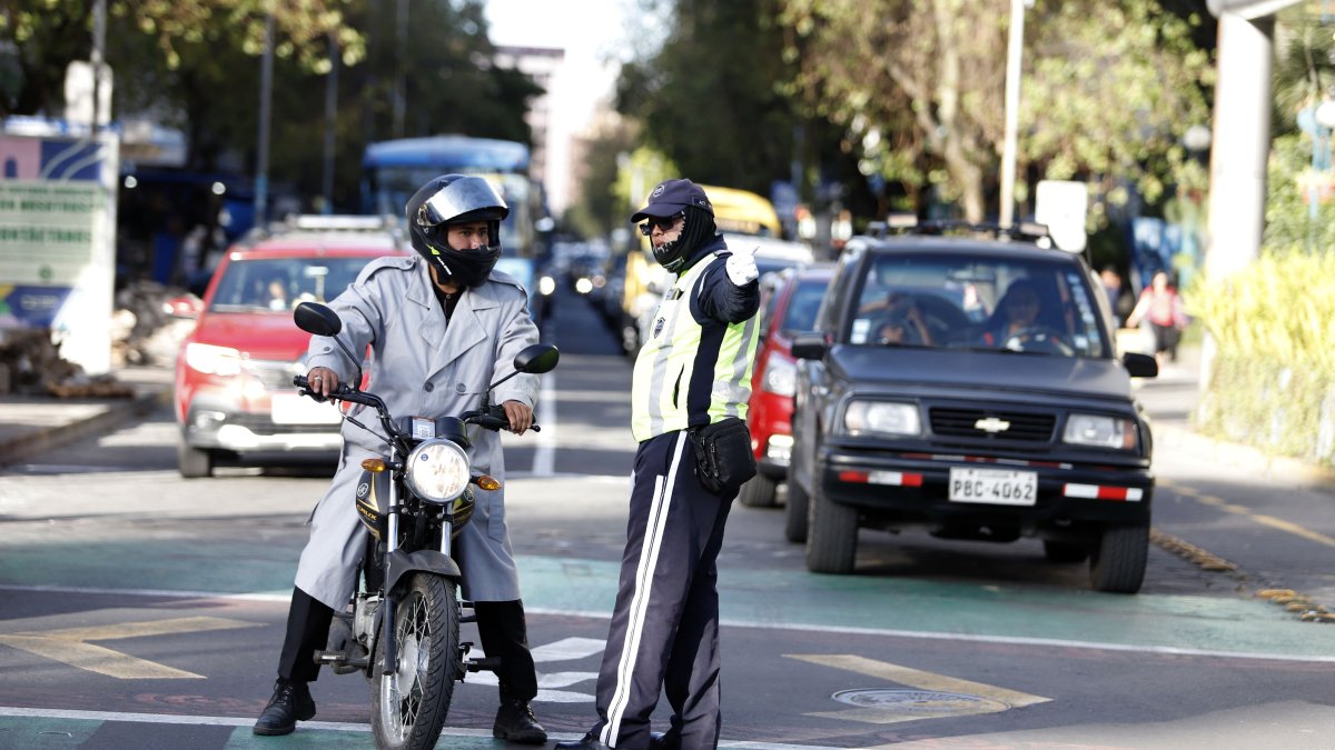 Los conductores deben evitar movilizarse en sus vehículos en los horarios restringidos por día y por placa en la capital