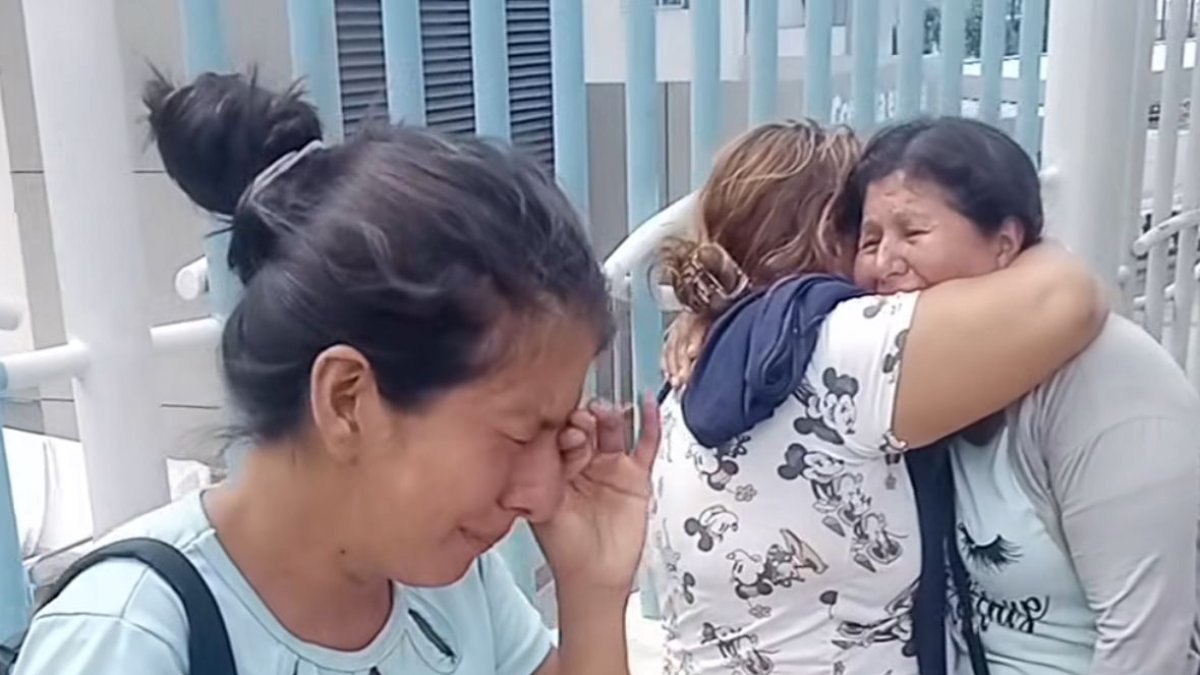 El desconsuelo de Betania Delgado (izquierda) ante la muerte de su hija de dos años.