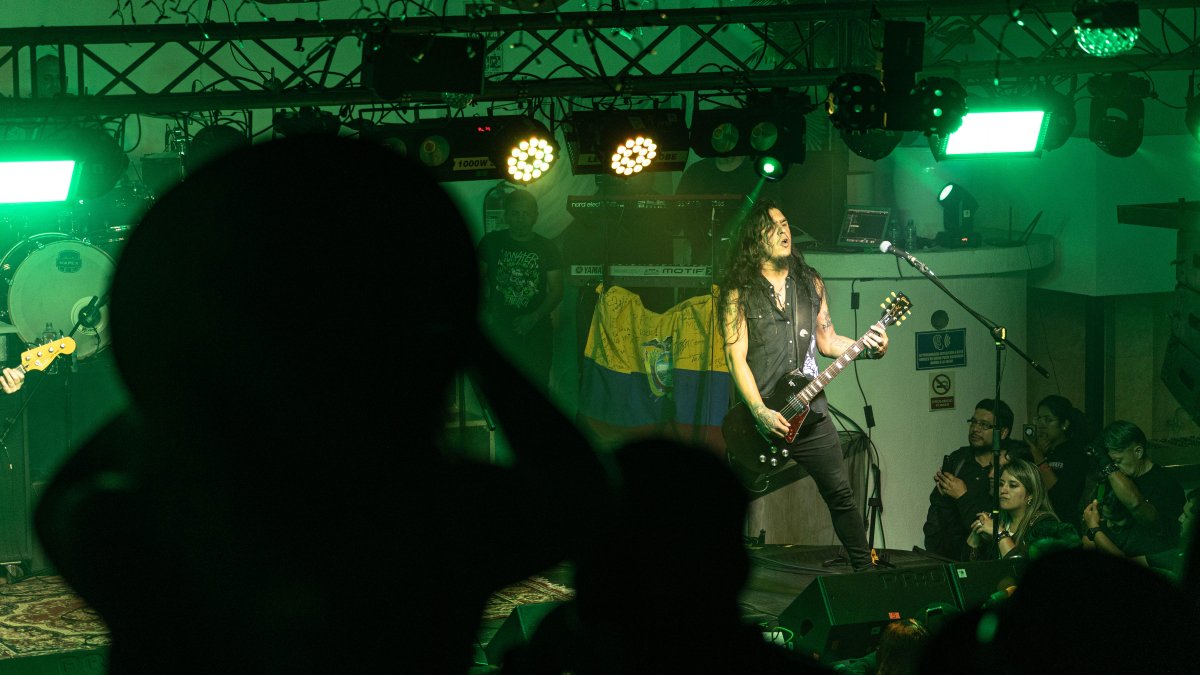 Más de 500 personas fueron a ver el concierto de Tierra Santa el jueves pasado. El triple los vio en Bogotá.