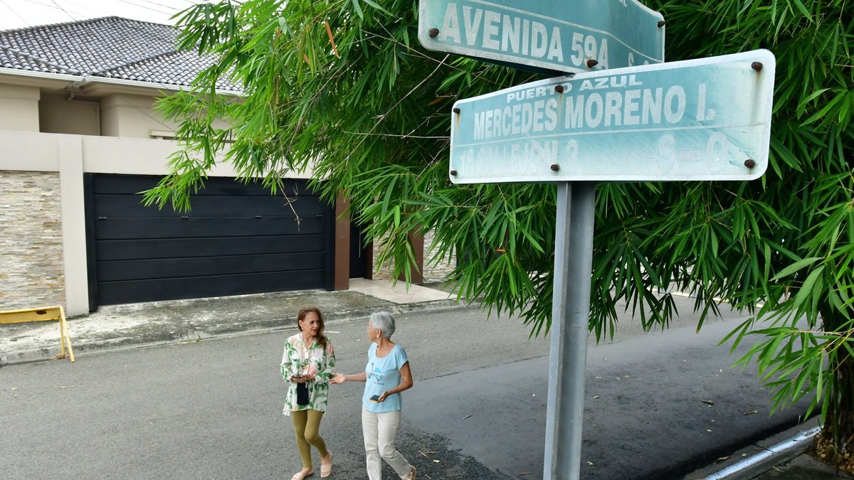 El nombre de la destacada educadora ecuatoriana Mercedes Moreno Irigoyen ha sido plasmado en una de las calles de Puerto Azul desde 1997. Tania de Pólit (d) es gestora del proyecto.
