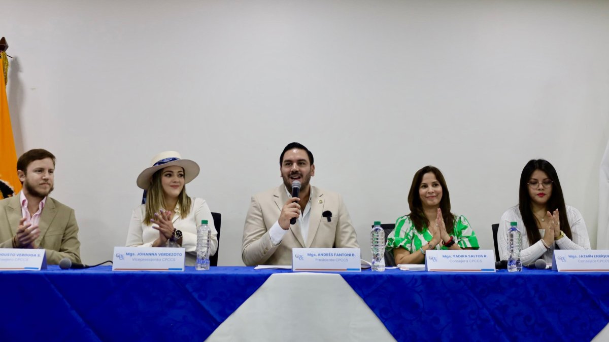 Las revelaciones de los chats del exconsejero Augusto Verdura (i) salvaron del juicio político a Johanna Verdezoto en la Asmablea.