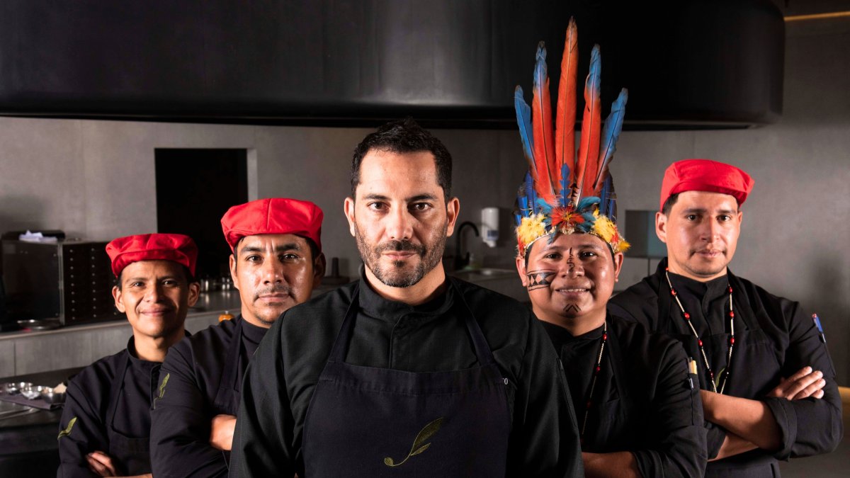 El chef Rodrigo Pacheco junto a su equipo de Foresta.