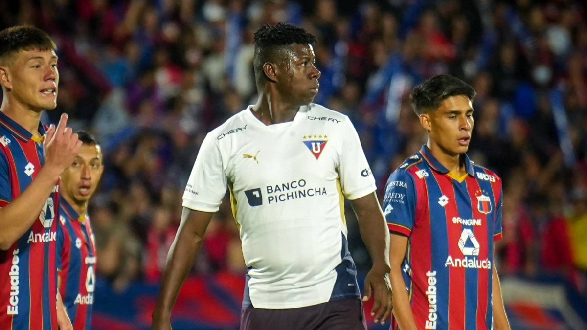 Deportivo Quito y Liga de Quito se enfrentaron en el estadio Atahualpa.