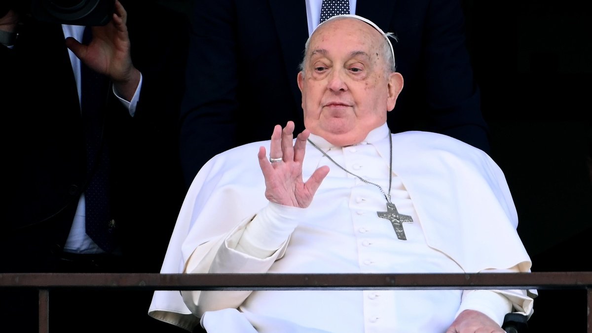El Papa Francisco saluda y bendice a los fieles desde el balcón del hospital Gemelli donde ha estado hospitalizado, en Roma, Italia, este domingo 23 de marzo de 2025.