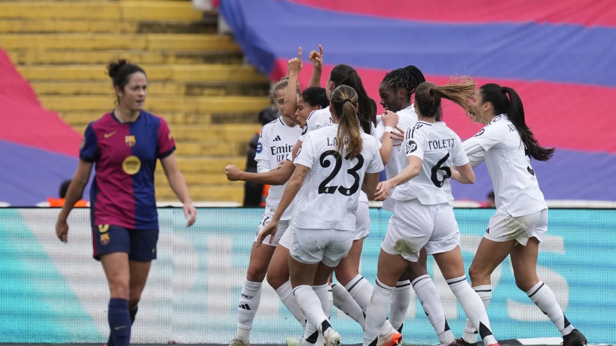 Las jugadoras del Real Madrid celebran el gol de Alba Redondo ante el Barcelona en el Estadi Olímpic Lluís Companys.