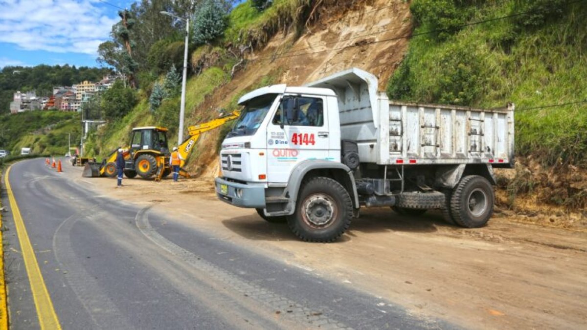 En la av. Oswaldo Guayasamín se hacen trabajos preventivos en los taludes.