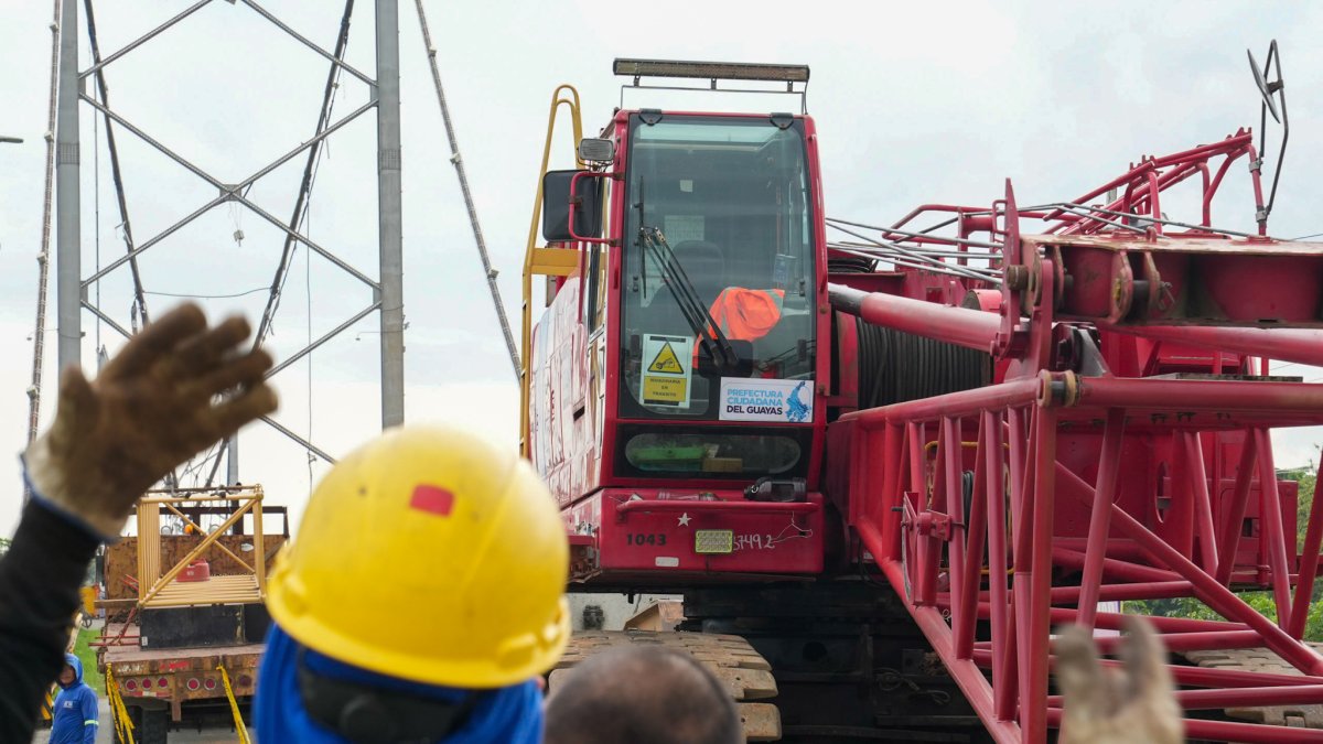 Maquinarias de este tipo permanecen instaladas en el sitio para retirar los vehículos que aún están bajo el agua.