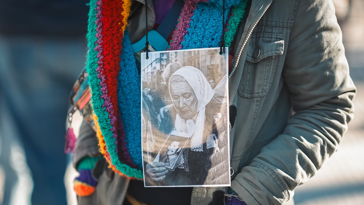 Una persona sostiene una fotografía de Nora Cortiñas, cofundadora de las Madres de Plaza de Mayo, en Buenos Aires (Argentina).