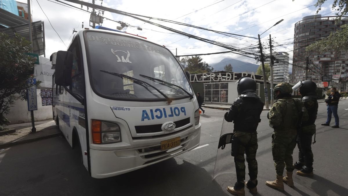 La fuerza pública resguarda el acceso al edificio de los medios públicos en el norte de Quito