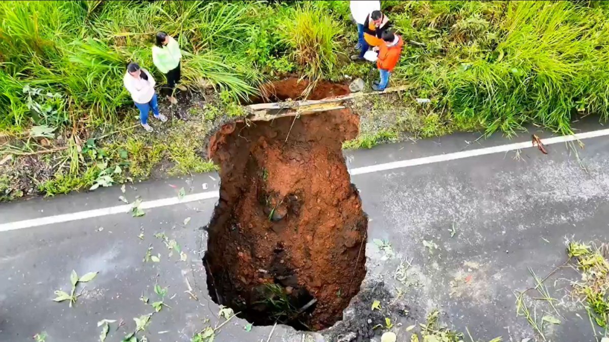 Se detectó más agua y el diámetro del socavón en la vía aumentó.