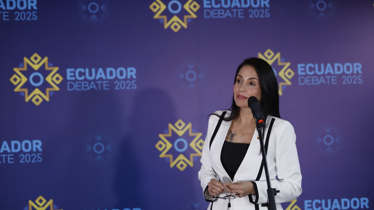 La candidata correísta, Luisa González, fue la primera en llegar a los medios públicos.