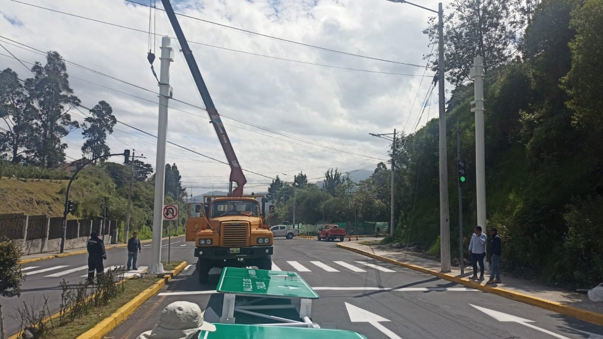 Funcionarios y maquinaria de la Prefectura de Pichincha cerraron la vía hasta colocar el rótulo en la av. Quintana.