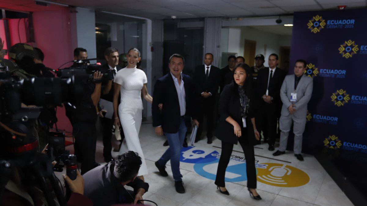 Noboa no dio declaraciones a su llegada a los medios públicos.