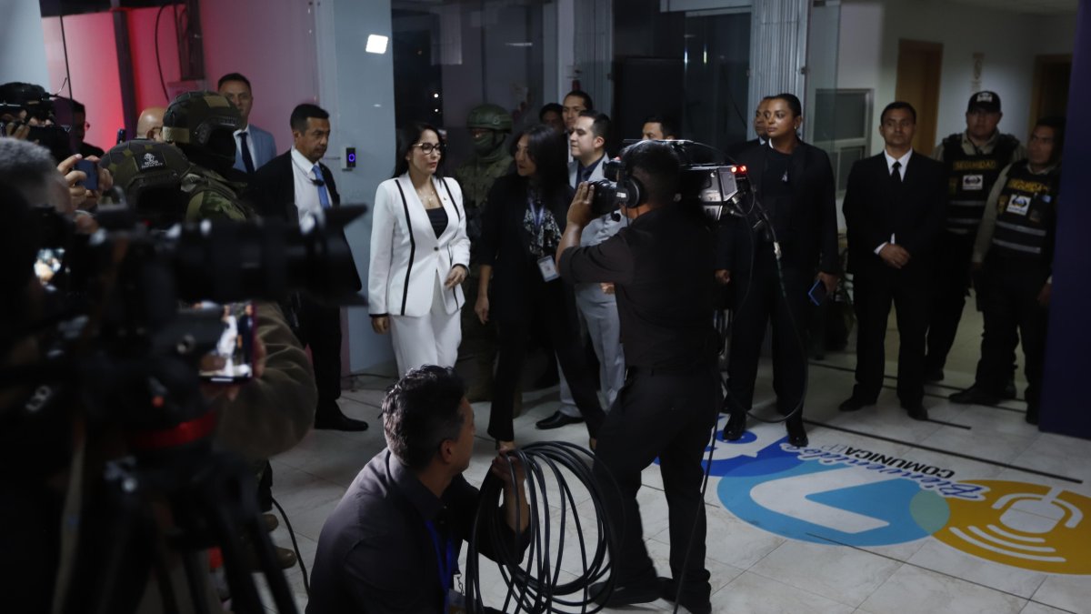 Luisa González fue la primera en llegar a los medios públicos.