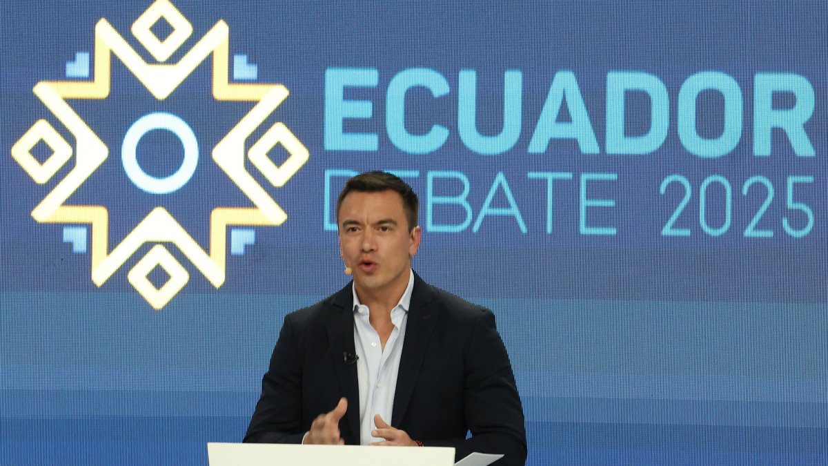 El presidente candidato Daniel Noboa durante el debate electoral.