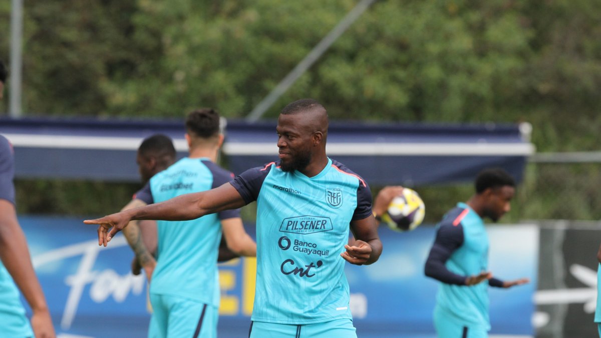El delantero Enner Valencia fue de los más sonrientes en la práctica de la selección.