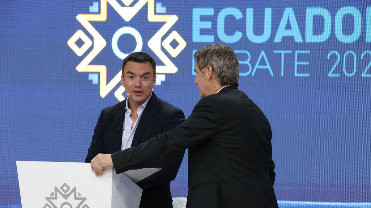 Durante los cortes informativos, Noboa se reunía con su equipo de campaña.