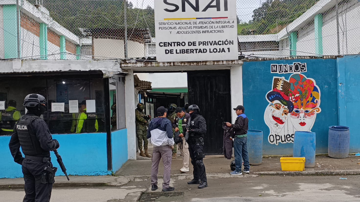 Guías penitenciarios realizan investigaciones en el Centro de Rehabilitación Social de Loja tras hallazgo de tres reclusos sin vida.
