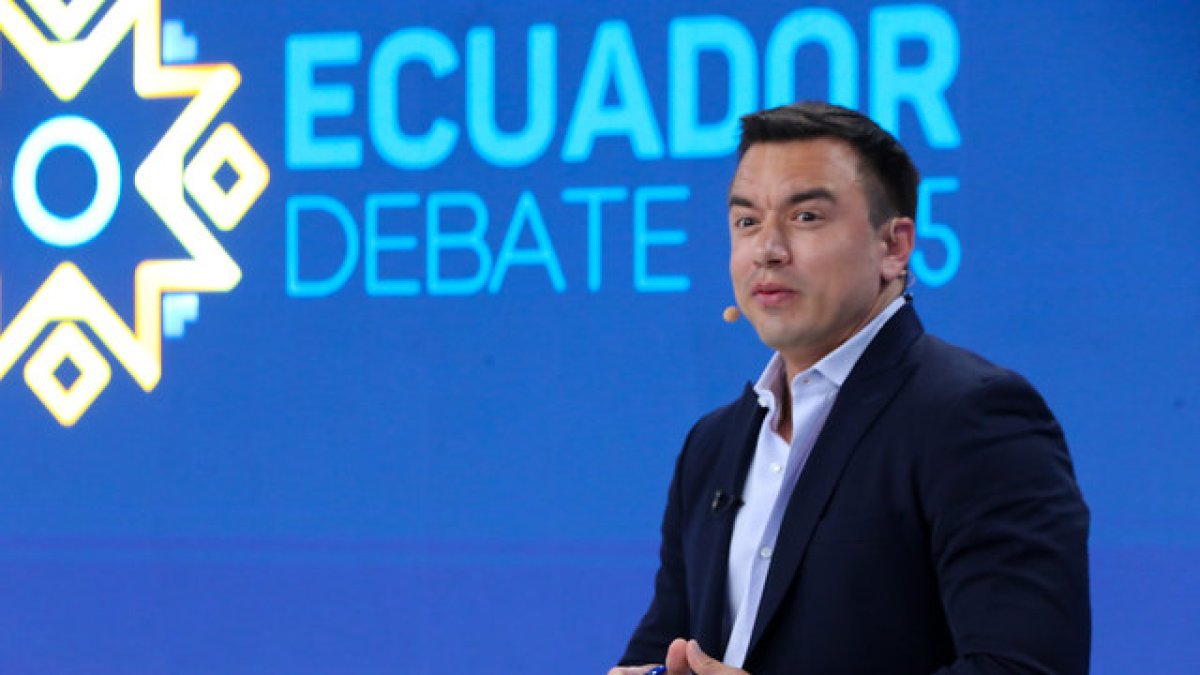 Daniel Noboa dio una entrevista postdebate en Radio Canela Guayaquil, donde habló sobre su propuesta de gobierno y respondió a las críticas de su contrincante, Luisa González.