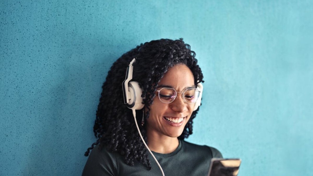 Esta tecnología revolucionó sectores como el audiovisual y la música, facilita el acceso multiplataforma y el consumo bajo demanda.