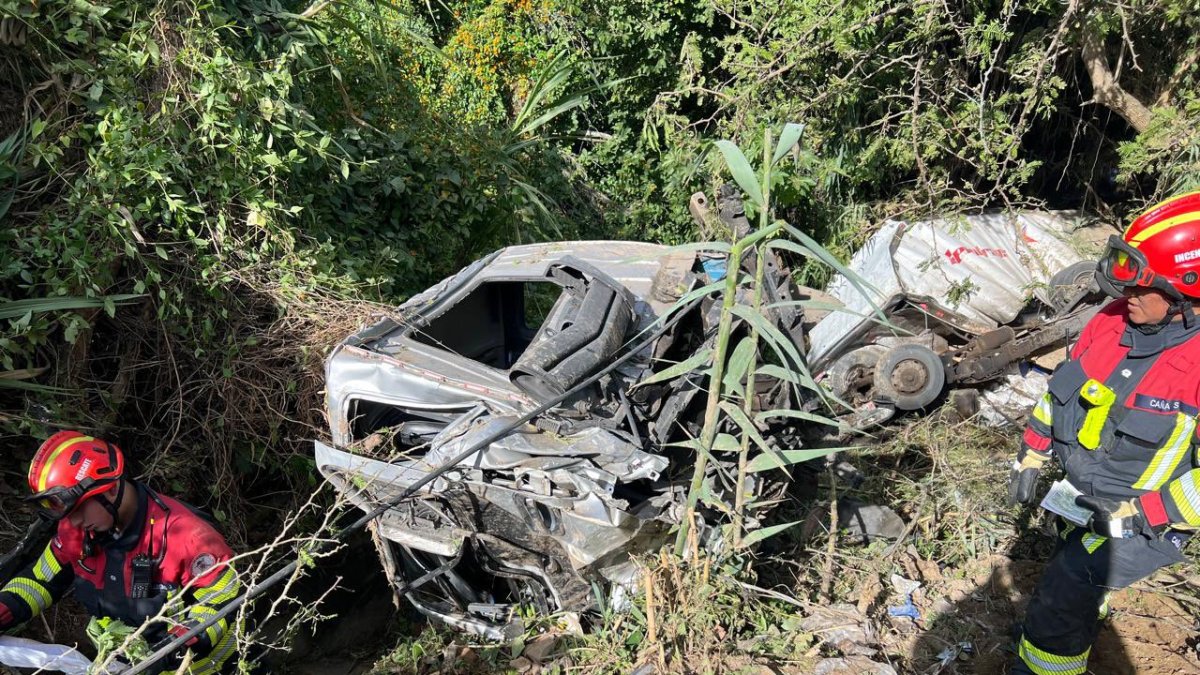 La parte delantera del vehículo que cayó al abismo quedó destruida.