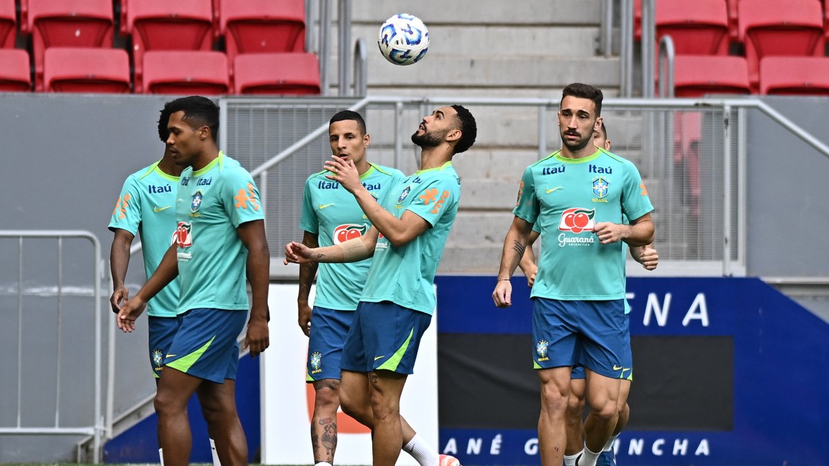 Matheus Cunha (c) de la selección brasileña de fútbol participa junto a sus compañeros en un entrenamiento preparatorio para el partido contra Argentina.