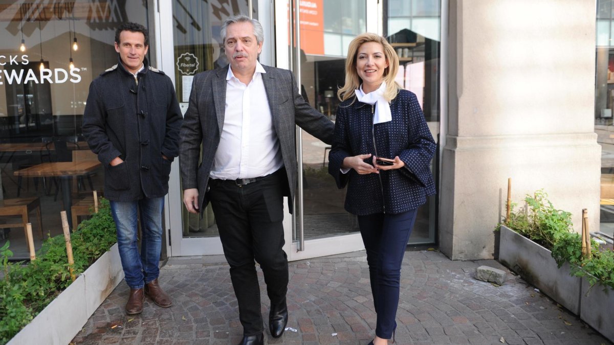 Foto de archivo del expresidente de argentina Alberto Fernández (c) y su exesposa Fabiola Yañez