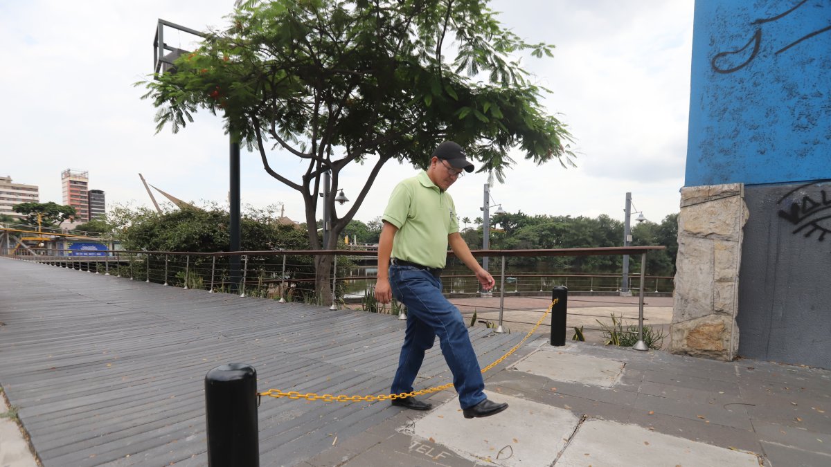Las cadenas representan riesgo para los peatones que circulan por el puente 5 de Junio.