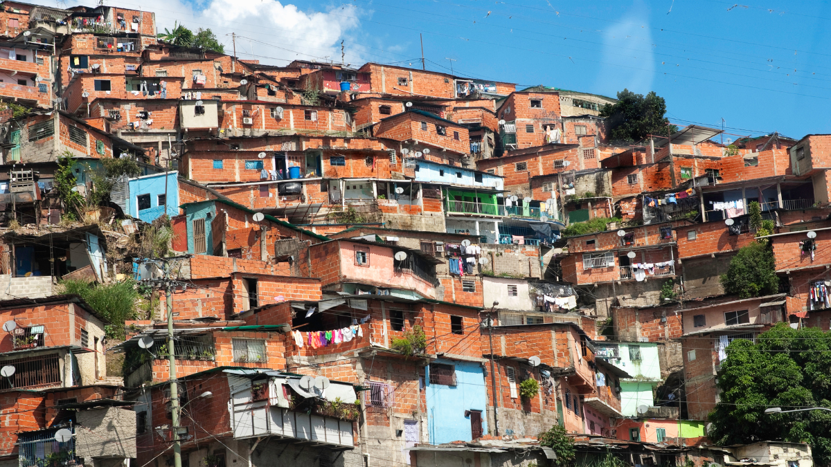 Calles de Caracas, Venezuela, donde la alta inflación y la violencia dificultan la vida cotidiana de sus habitantes.