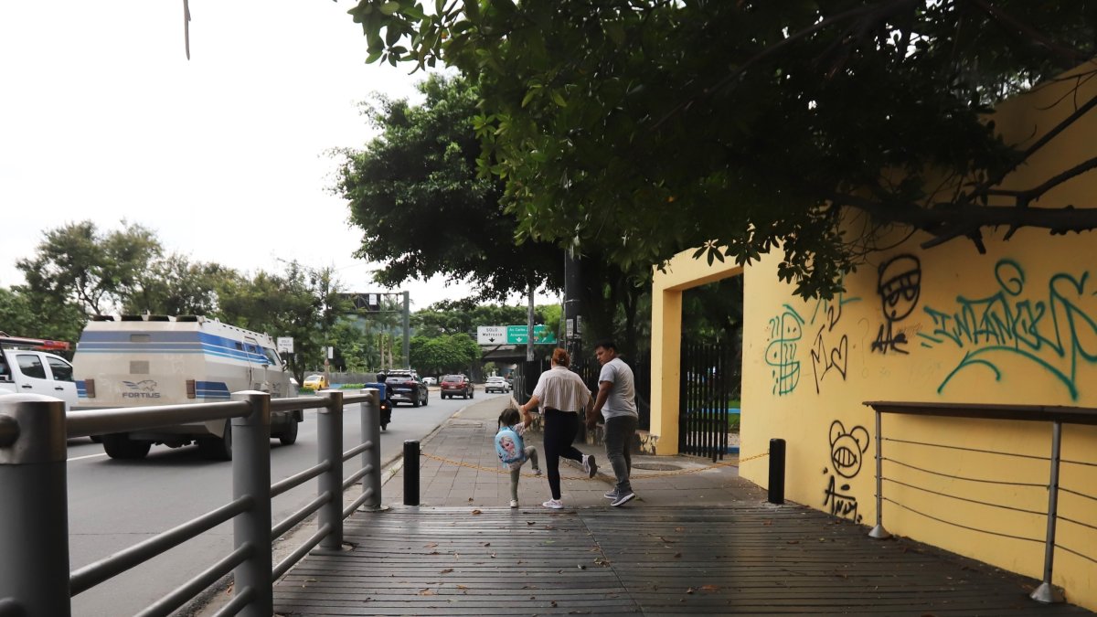 Familias suelen transitar por las aceras del puente 5 de Junio, entre el Malecón del Salado y el parque lineal que conduce a Guayarte.
