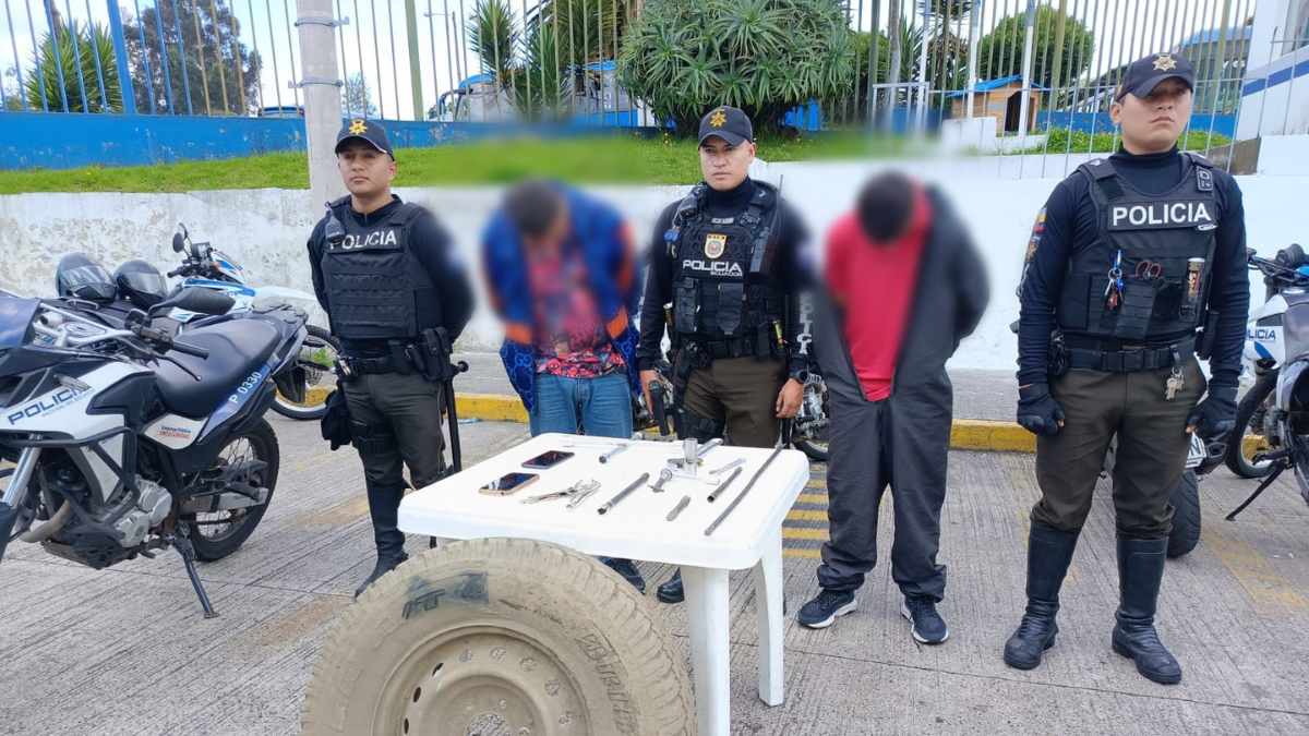 Persecución policial en Quito: dos hombres fueron detenidos tras robar autopartes.