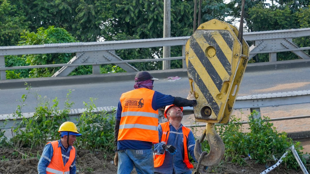 Prefectura intensificó los trabajos de remoción de escombros tras colapso de puente.