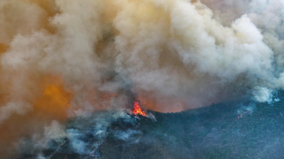 Las autoridades desplegaron este lunes 36 helicópteros para colaborar desde el aire en las labores de contención de las llamas.