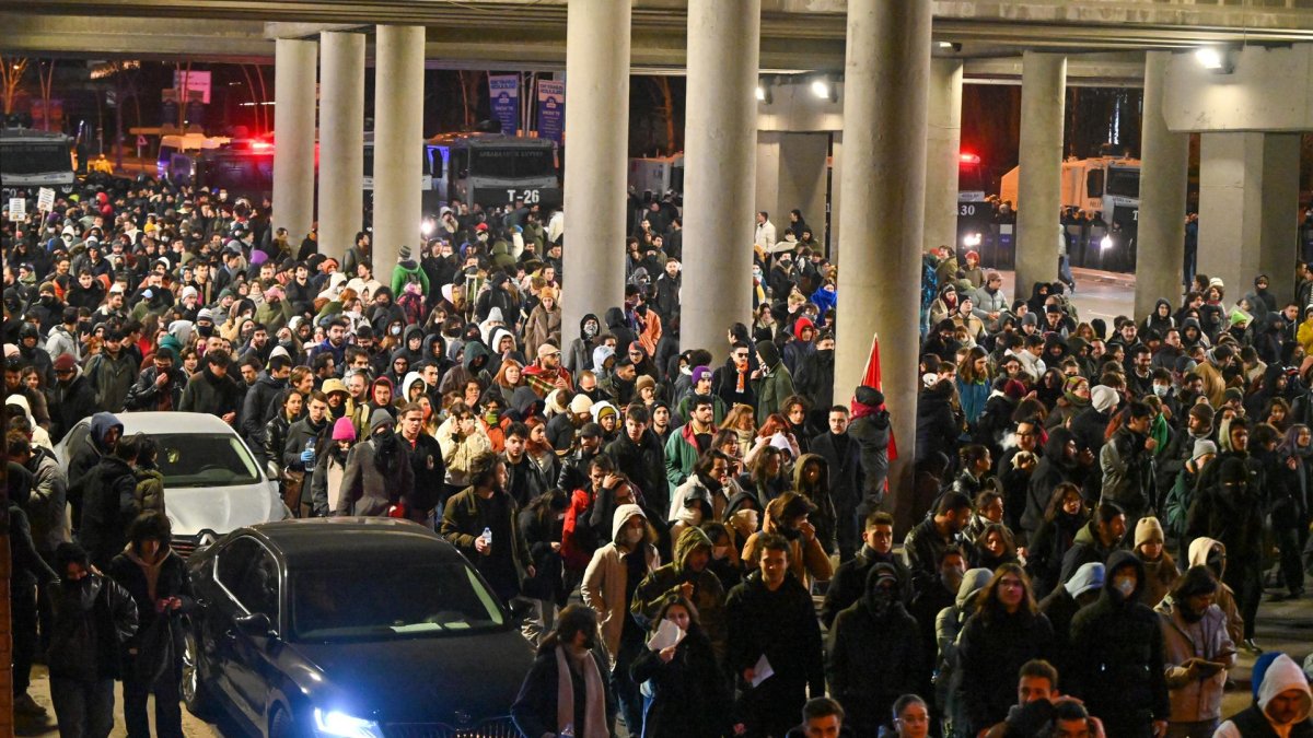 Manifestantes en apoyo del alcalde de Estambul, Ekrem Imamoglu, detenido el 19 de marzo de 2025.