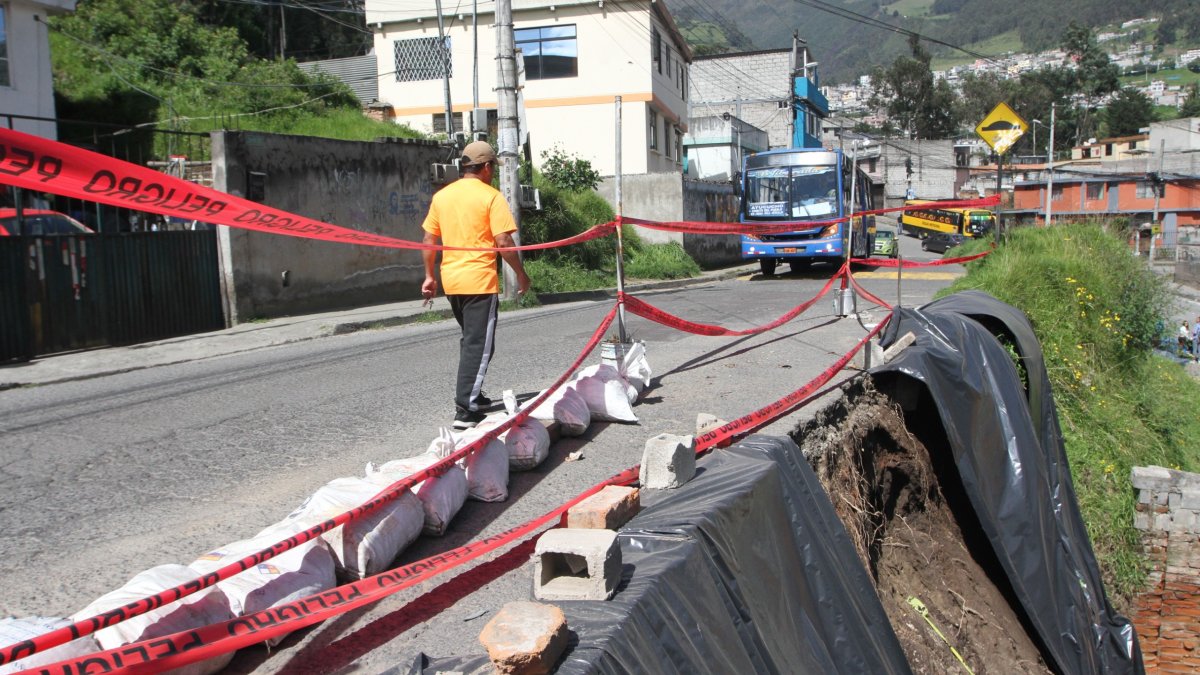 Vecinos de la calle César Baquero, en Atucucho, colocaron costales y cintas para prevenir a los peatones.