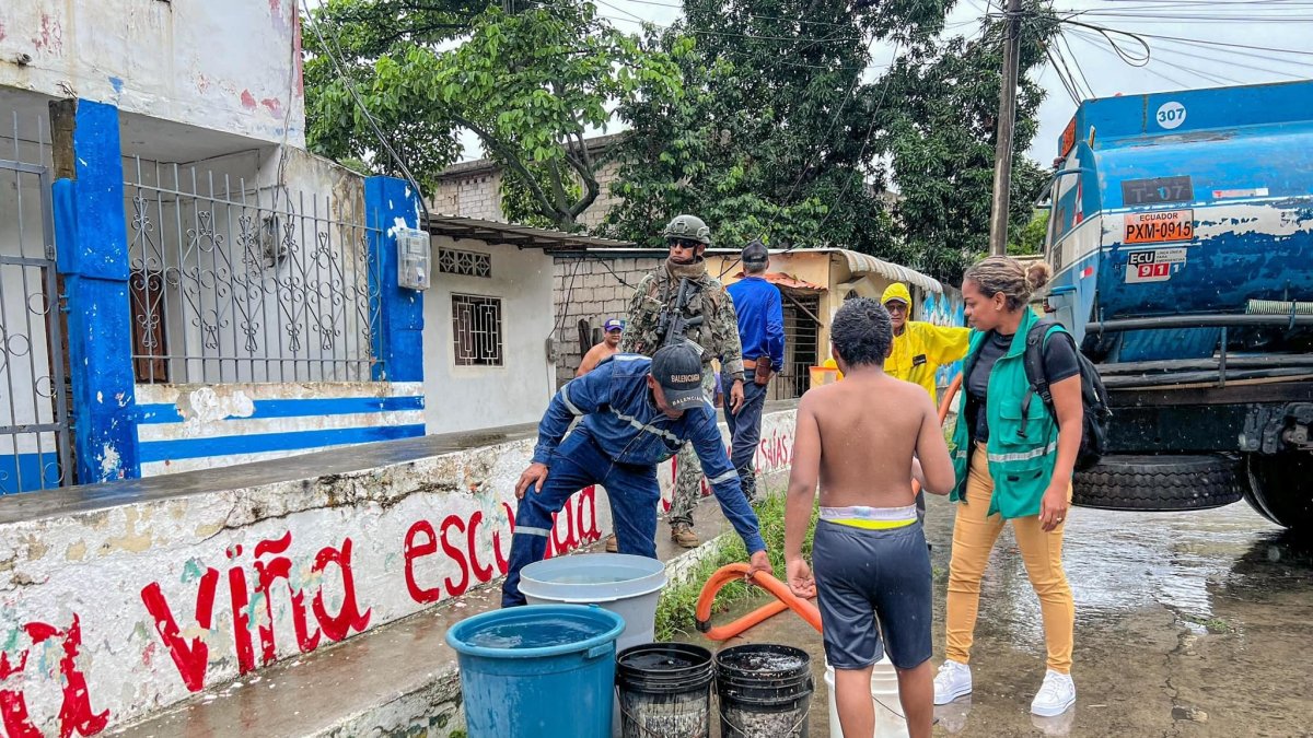 Agua. Tanqueros distribuyen agua en ciertas zonas de Esmeraldas.