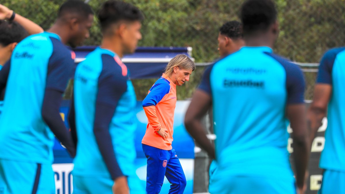 El entrenador de la selección ecuatoriana de fútbol Sebastian Beccacece participa en una práctica de la Tri.