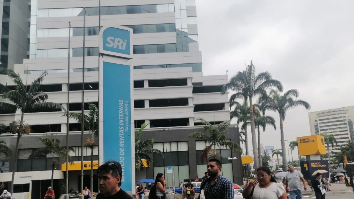 El edificio del Servicio de Rentas Internas en Guayaquil, en la avenida Orellana.