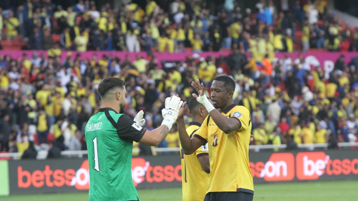 Hernán Galíndez (i) y Willian Pacho forman parte de la 'muralla' tricolor.