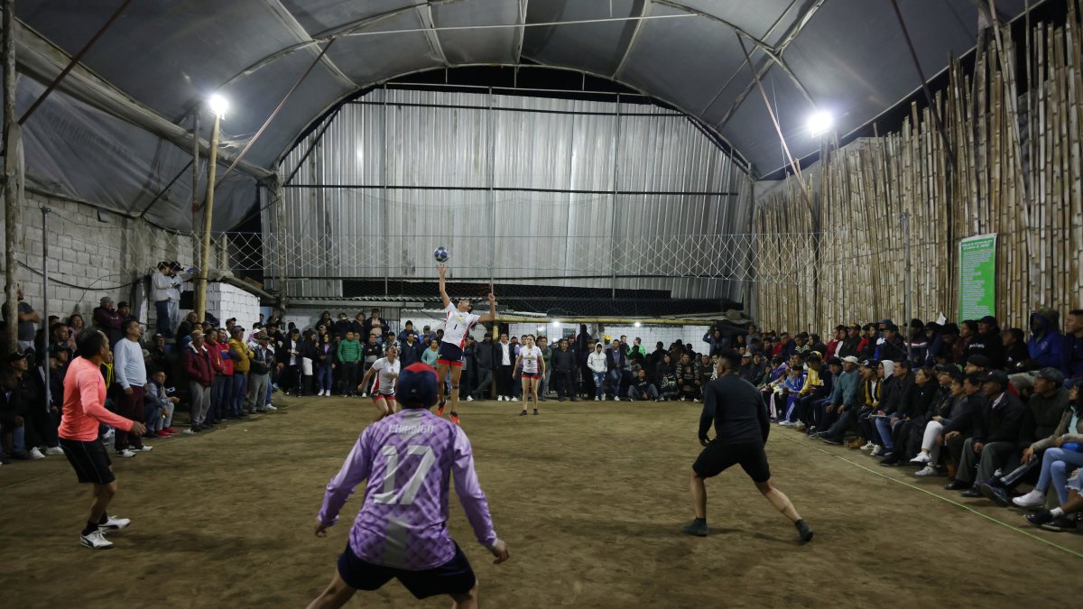 Las Vivis disputaron un emocionante partido ante los representantes de La Roldós, con gran marco de público.